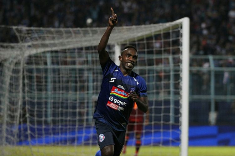 Pemain Arema FC, Ricky Kayame, berselebrasi seusai menjebol gawang Borneo FC di Stadion Kanjuruhan, Kabupaten Malang, Jumat (13/9/2019).