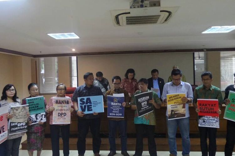 Koalisi Masyarakat Sipil untuk Penegak Citra Paralemen saat menyuarakan aspirasinya terkait krisis kepemimpinan di DPD, di Kompleks Parlemen, Senayan, Jakarta, Kamis (4/7/2017).