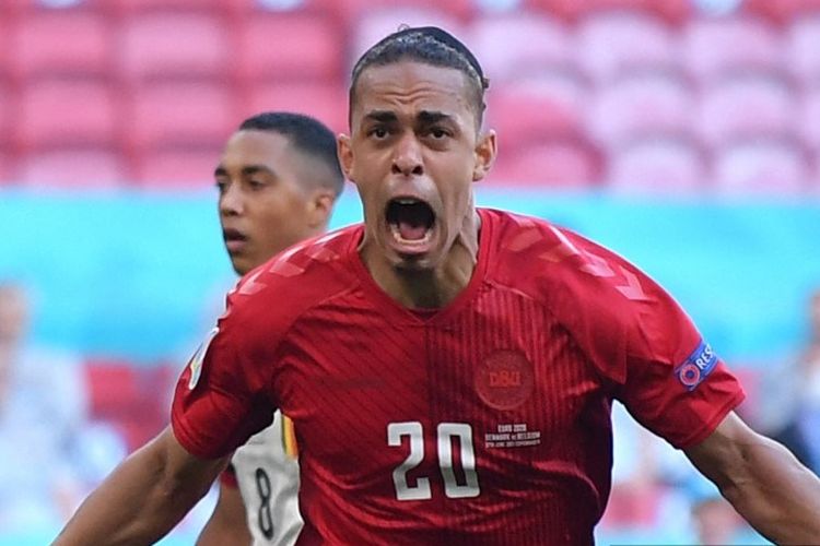 Pemain depan Denmark Yussuf Poulsen merayakan setelah mencetak gol pertama tim selama pertandingan sepak bola Grup B UEFA EURO 2020 antara Denmark dan Belgia di Stadion Parken di Kopenhagen pada 17 Juni 2021.