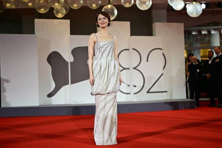 Emma Stone berpose di red carpet Venice Film Festival 2025 atau Festival Film Venesia 2025 di Venice Lido, Venesia, Italia, pada Kamis (28/8/2025).