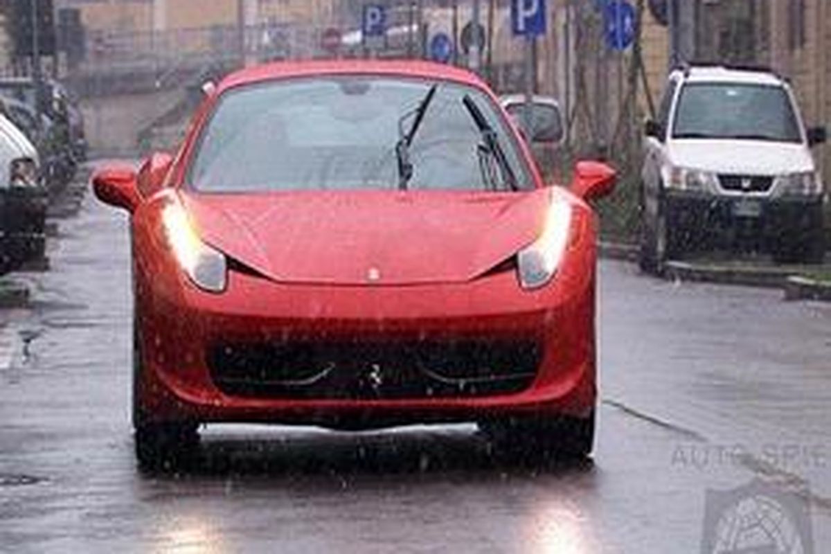 Ferrari 458 sedang dikendarai wanita di China