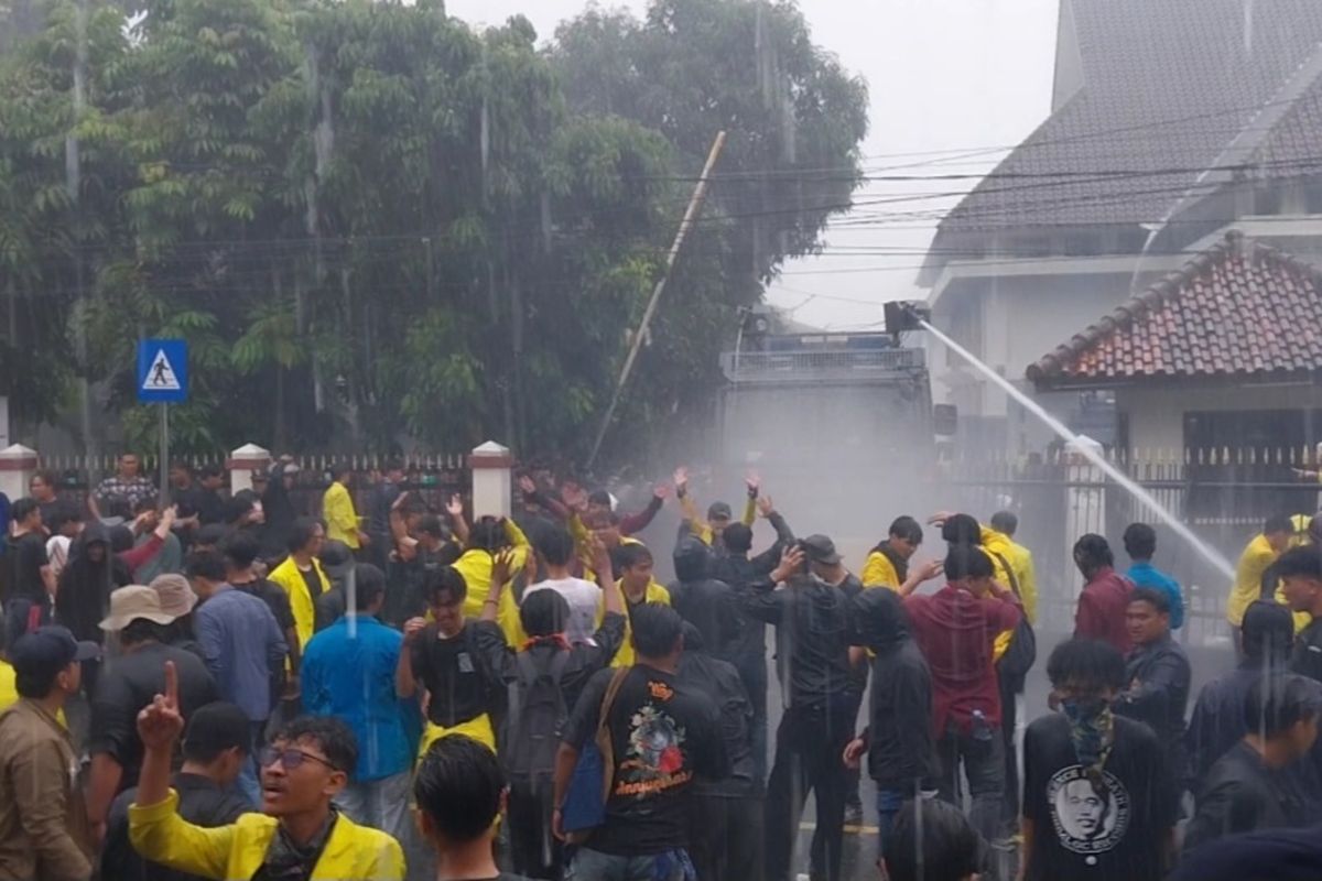 Foto-foto demo Indonesia Gelap di Kota Tasikmalaya, Jawa Barat, rusuh saat para mahasiswa talk diizinkan masuk kantor DPRD Kota Tasikmalaya saat hujan deras pada Rabu (19/2/2025). Pendemo membabi buta melempari polisi dengan batu saat mobil penyemprot air polisi menghantam para mahasiswa yang berteduh.