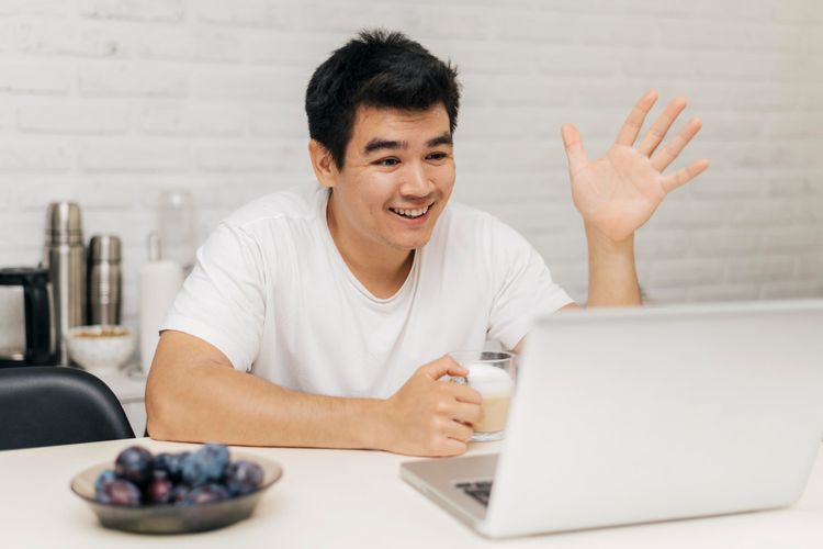 Apa penyebab LDR gagal? LDR atau long distance relationships (hubungan jarak jauh) bisa rusak akibat kebiasaan kecil. Simak penjelasan pakar.