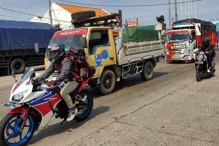 Pemudik sepeda motor melintasi Jalur Pantura Kota Tegal, Jawa Tengah, Kamis (29/4/2021).