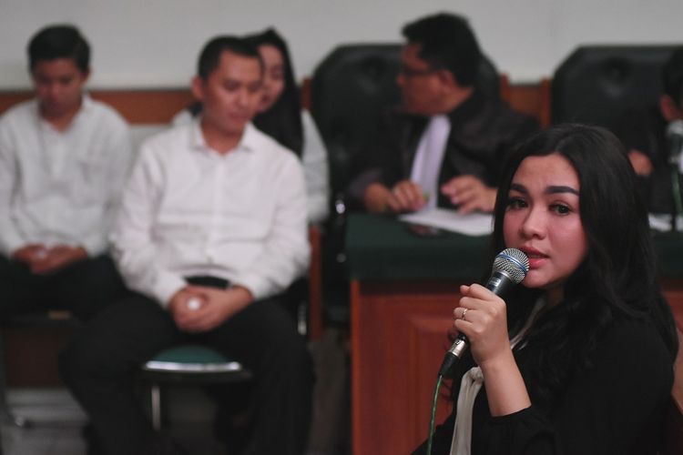 Penyanyi Vicky Veranita Yudhasoka alias Vicky Shu (kanan) memberikan kesaksian pada sidang kasus dugaan penipuan dan penggelapan biro perjalanan umrah First Travel dengan terdakwa Direktur Utama Andika Surachman (kedua kiri), Direktur Anniesa Hasibuan (ketiga kiri), dan Direktur Keuangan Kiki Hasibuan (kiri) di Pengadilan Negeri Kota Depok, Jawa Barat, Senin (14/3). Dalam kesaksiannya, Vicky Shu menjelaskan keterkaitannya dalam kasus First Travel sebatas mempromosikan biro perjalanan umrah tersebut di media sosial dengan kompensasi umrah gratis. 