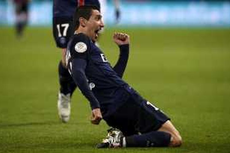 Angel Di Maria merayakan golnya saat PSG menang telak atas Angers di Parc des Princes, Sabtu (23/1/2016). 