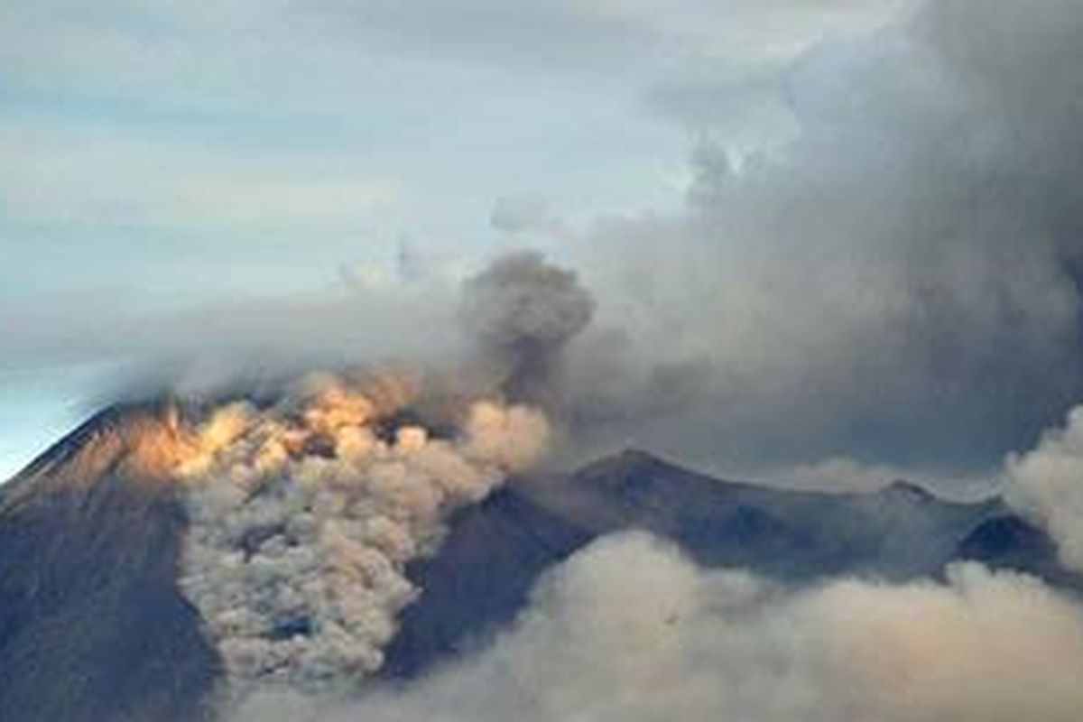 Indonesia Issues Flight Warning as Volcano Spews Ash