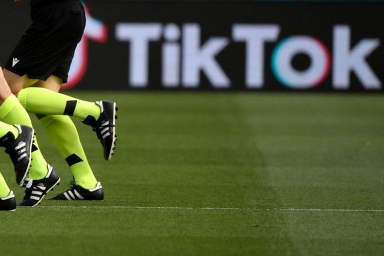 Papan iklan elektronik di luar lapangan hijau Stadion Wembley yang memampang logo merek-merek China.