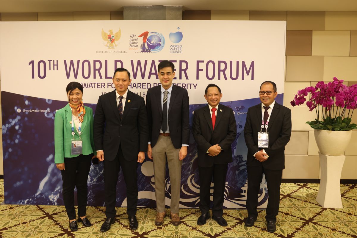 Wali Kota Makassar Mohammad Ramdhan Pomanto, Menteri Dalam Negeri (Mendagri) Tito Karnavian ,dan Menteri Menteri Agraria dan Tata Ruang/Kepala Badan Pertanahan Nasional (ATR/BPN) Agus Harimurti Yudhoyono (AHY) berfoto bersama dalam agenda World Water Forum ke-10 di Bali, Rabu (22/5/2024)