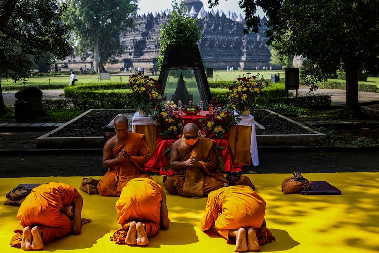 Bhiku dan umat Buddha berdoa bersama di Candi Borobudur, Magelang, Jawa Tengah, Rabu (26/5/2021). Detik-detik Tri Suci Waisak 2565 BE tahun 2021 yang mengangkat tema Bangkit Bersatu untuk Indonesia Maju itu jatuh pada 26 Mei 2021, pukul 18.13.30 WIB.