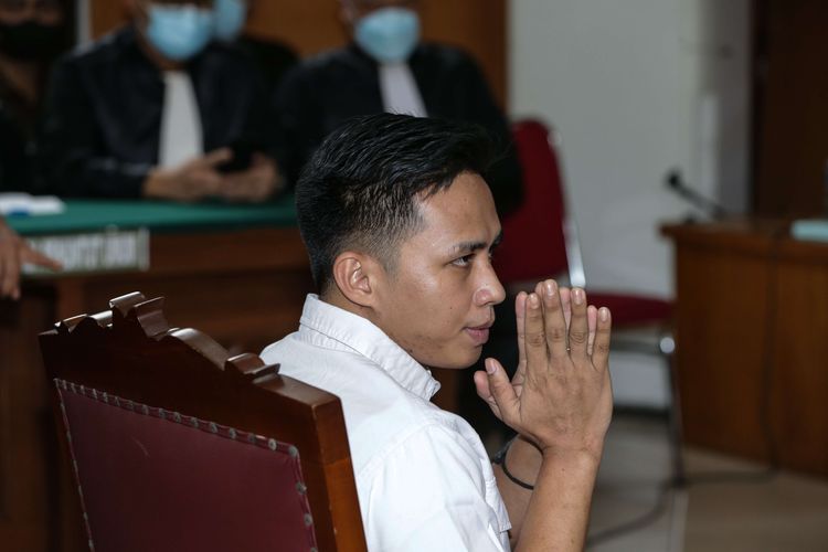 Terdakwa kasus dugaan pembunuhan berencana terhadap Nofriansyah Yosua Hutabarat atau Brigadir J, Richard Eliezer menjalani sidang vonis di Pengadilan Negeri Jakarta Selatan, Rabu (15/2/2023). Richard Eliezer divonis hukuman 1,5 tahun penjara.