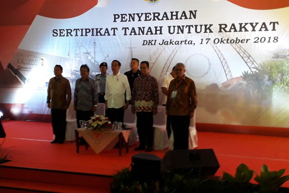 Presiden Joko Widodo menghadiri acara penyerahan sertifikat tanah di Marunda, Jakarta Utara, Rabu (17/10/2018).