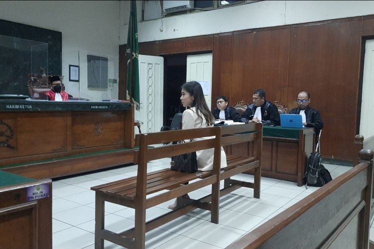Ayu Thalia menghadiri sidang di Pengadilan Negeri (PN) Jakarta Utara, pada Kamis (10/11/2022). Ayu berstatus sebagai terdakwa dugaan pencemaran nama baik putra Ahok, Nicholas Sean.  