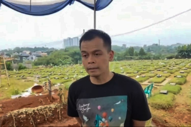 Drummer NOAH, Rio Alief saat ditemui di TPU Jombang, Tangerang Selatan pada Selasa (18/10/2022).