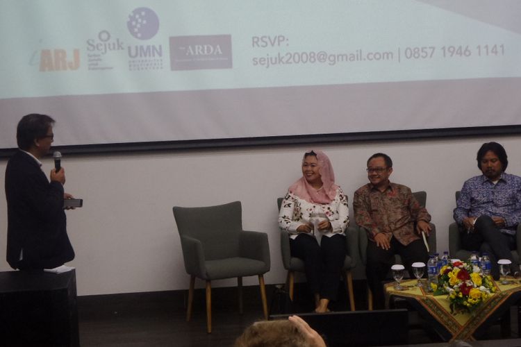 Direktur International Center for Islam and Pluralism, Syafiq Hasyim, Sekretaris Jenderal PP Muhammadiyah, Abdul Muti dan Direktur Wahid Institute Yenny Wahid (paling kanan ke kiri) dalam sebuah acara diskusi di Universitas Multimedia Nusantara (UMN), Tangerang, Kamis (19/10/2017).