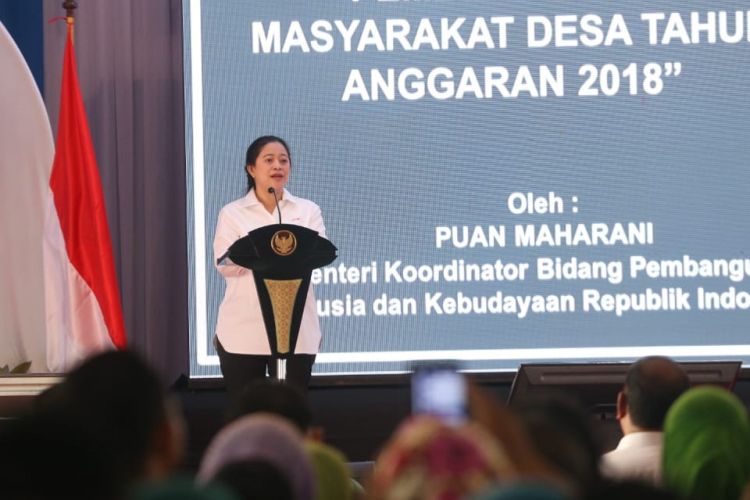 Menko PMK Puan Maharani saat menghadiri rapat koordinasi Pengendalian Program Pembangunan dan Pemberdayaan Masyarakat Desa di aula pertemuan Kantor Bupati Deli Serdang, Medan, Senin (8/10/2018). 