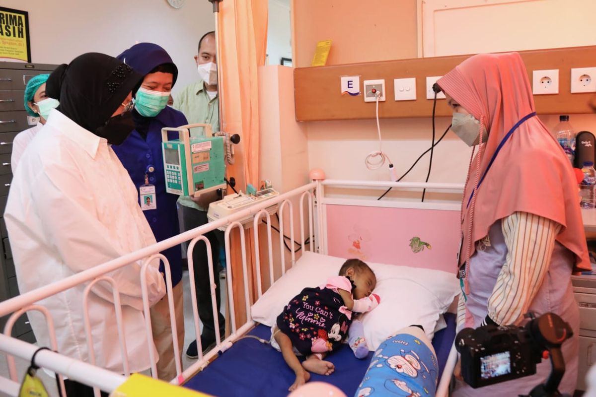 Menteri Sosial Tri Rismaharini bersama Kitabisa.com mengunjungi sekaligus menyerahkan bantuan bagi Anak Karina Putri Denias asal Karawang dan Anak M. Parhan Kulyubi asal Sukabumi yang sedang menjalani perawatan di RSCM, Jakarta Pusat, Rabu (11/5/2022).

