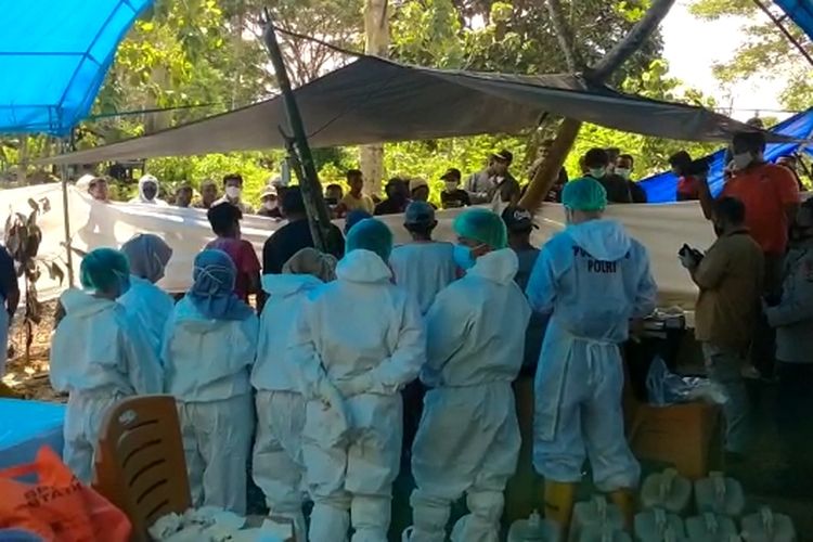 Polres Muna bersama dengan tim ahli forensik dari Universitas Haluoleo melakukan autopsi terhadap jenazah Amis Ando, seorang tahanan yang tewas saat ditahan di Polres Muna, Sabtu (7/5/2022) siang.