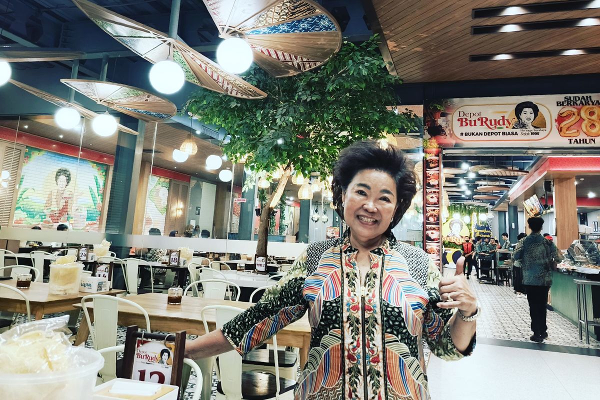 Bu Rudy salah satu legenda kuliner Surabaya yang memiliki Depot Bu Rudy yang menjual masakan Jawa.
