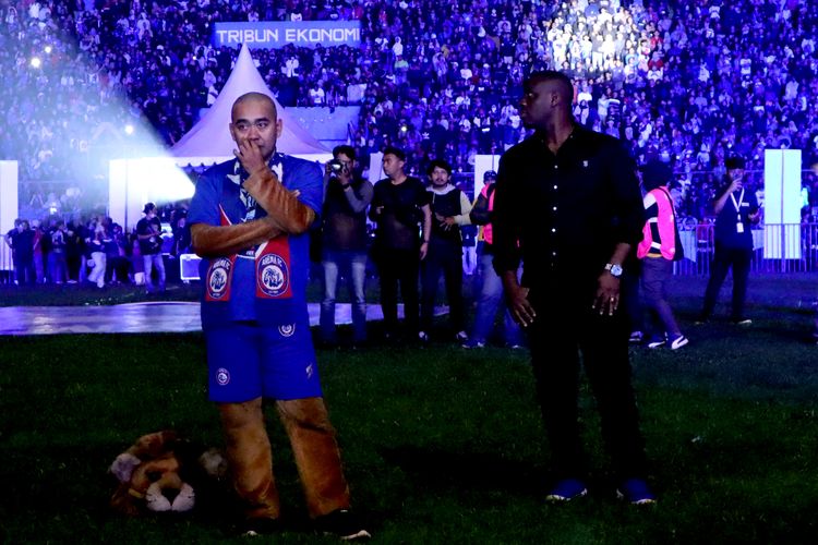 Maskot Arema FC saat launching tim dan jersey musim 2022-2023 di Stadion Gajayana Malang, Rabu (20/7/2022) malam.