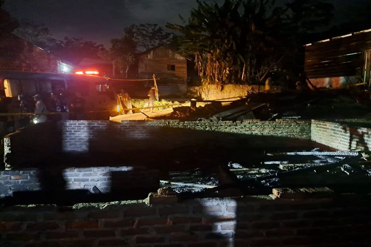 Lokasi 2 rumah yang terbakar di Desa Parik, Kecamatan Uluan, Kabupaten Toba, Sumatera Utara (Sumut) Kamis (2/10/2025). Akibat insiden ini bocah 7 tahun tewas. 