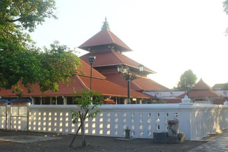 Masjid Gedhe Kauman tampak dari samping. Masjid ini dibangun pada tahun 1773 oleh Sri Sultan Hamengku Buwono I.