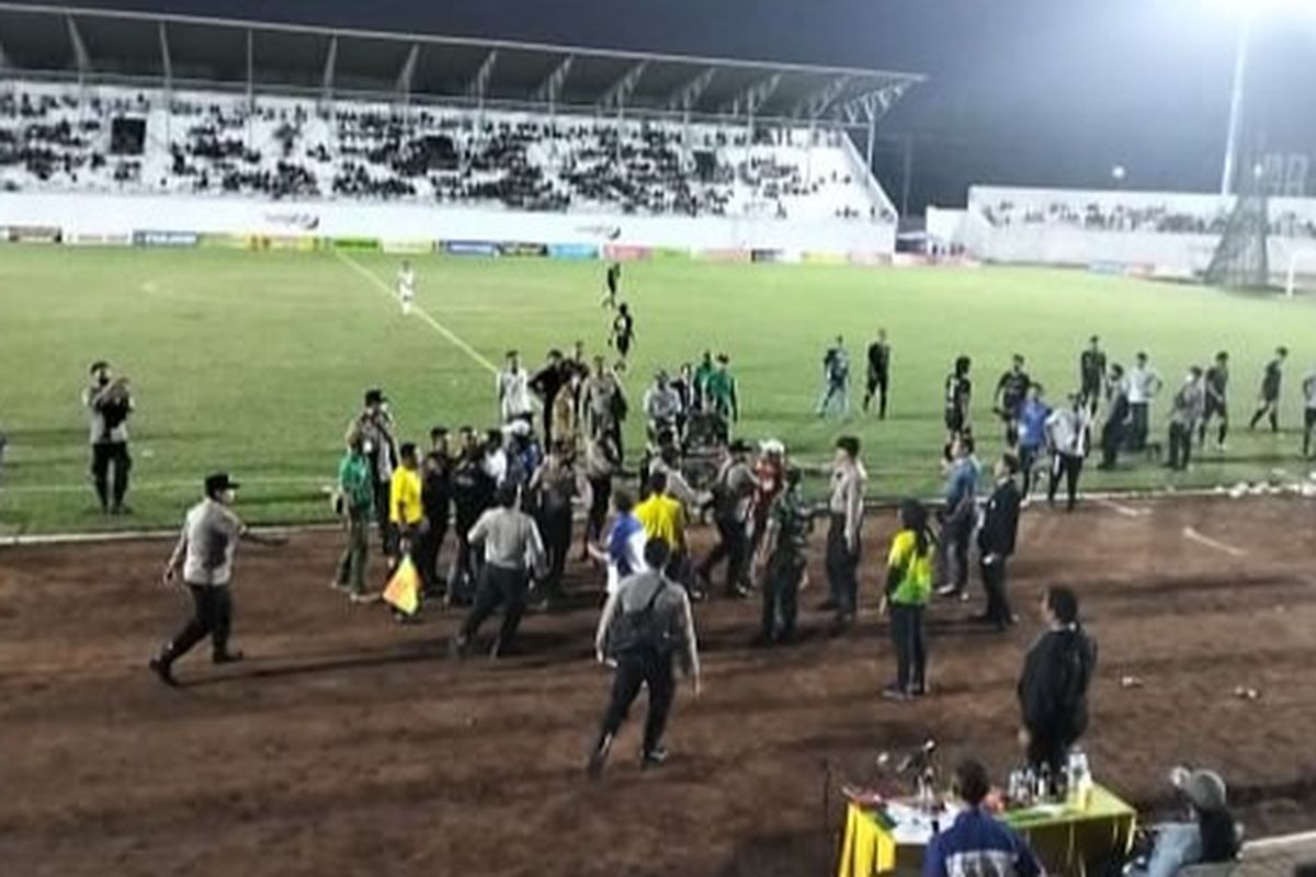 Keributan official Kabupaten Malang yang tidak terima dengan keputusan hakim garis dalam laga perebutan medali perunggu cabor sepak bola Porprov Jatim VII, Sabtu (2/7/2022)