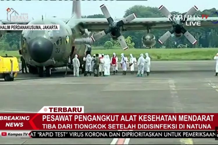 Pesawat Hercules C-130 yang membawa alat kesehatan dari China Tiba di Bandara Halim Perdanakusuma, Jakarta Timur, Senin (23/3/2020).
