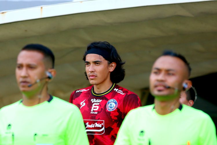 Kiper Arema FC Julian Schwarzer sebelum laga pekan ke-13 Liga 1 2023-2024 melawan Persebaya Surabaya yang berakhir dengan skor 3-1 di Stadion Gelora Bung Tomo Surabaya, Sabtu (23/9/2023) sore.