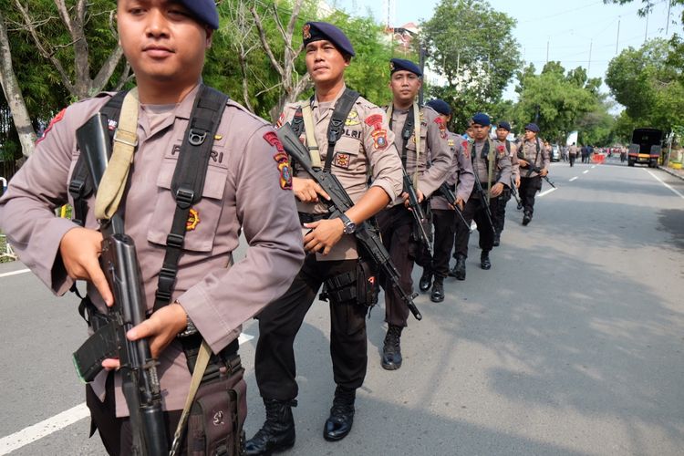 Personel Brimob Polri berjalan menuju Mapolrestabes Medan pascabom bunuh diri di Sumut, Rabu (13/11/2019). ANTARA FOTO/Irsan Mulyadi/aww.