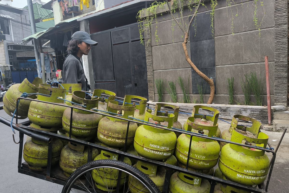 Pedagang gas melon keliling yang merasakan dampak kelangkaan gas LPG 3 kg di Jakarta Pusat.