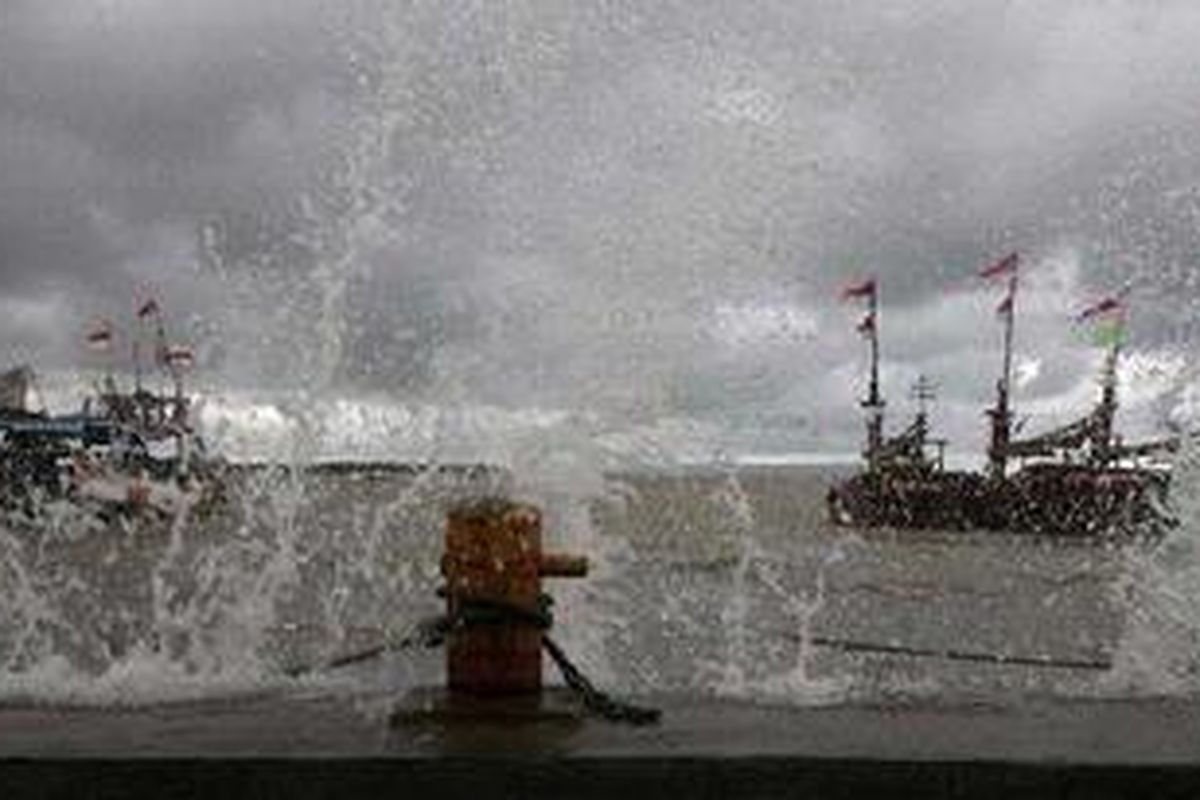 Sejumlah perahu nelayan tidak melaut akibat tingginya gelombang dan ditambat di pantai Desa Teluk Kecamatan Labuan, Pandeglang, Banten, Kamis (4/11/2010).
