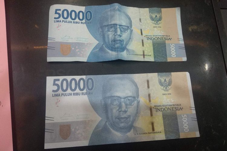 Perbedaan uang asli (atas) dengan uang palsu (bawah) yang disita dari komplotan pencetak dan pengedar uang palsu di Mapolsektro Setiabudi, Jakarta Selatan, Kamis (31/1/2019).