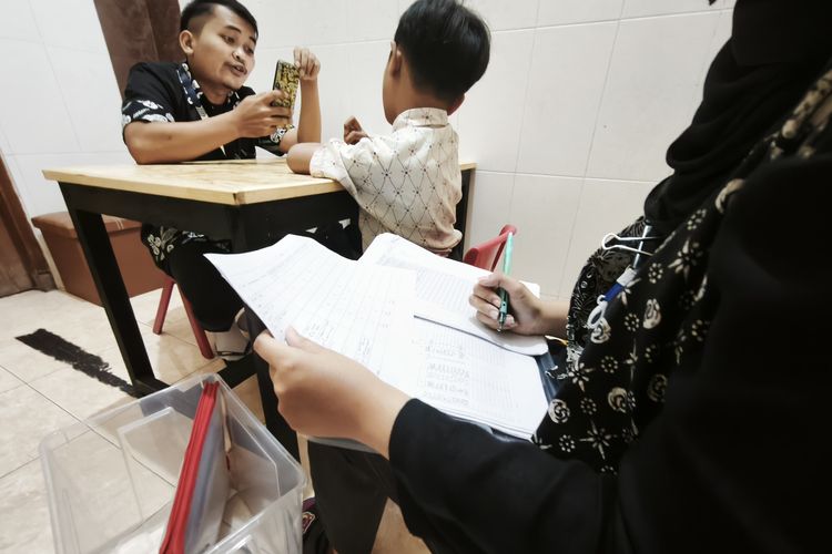 Suasana layanan terapi anak autis di Edufa Bandung.