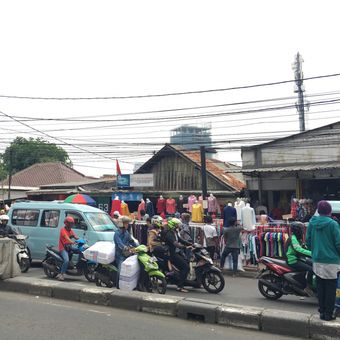 PKL berjualan di sekitaran Stasiun Tanah Abang, Jakarta Pusat, Rabu (18/10/2017).