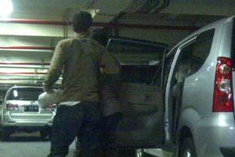 Penyidik Komisi Pemberantasan Korupsi (KPK) membawa seseorang yang diduga melakukan tindak pidana korupsi dari dalam mobil menuju basement Gedung KPK, Rabu (2/10/2013). 