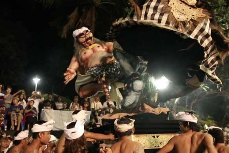Ogoh-ogoh ukuran besar berbentuk Buta Kala digotong oleh sejumlah pemuda saat parade Ogoh-ogoh berlangsung di Sanur, Bali, Selasa (8/3/2016).