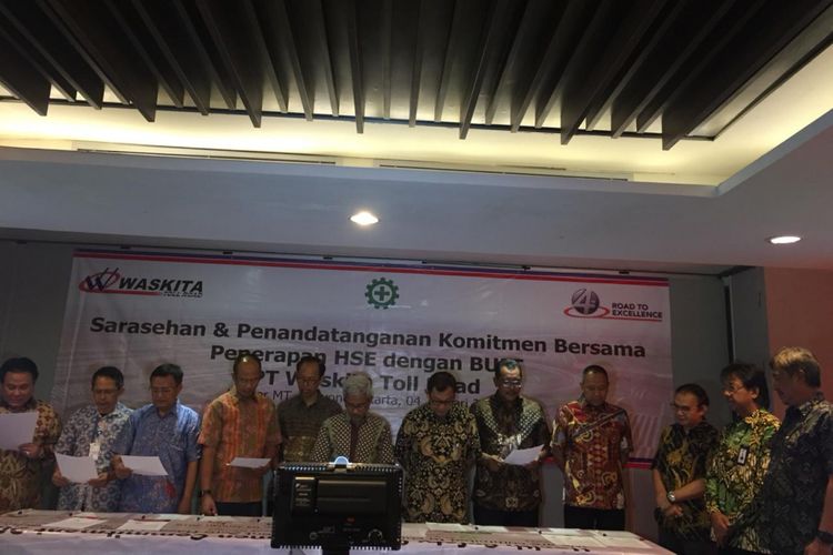 Penandatanganan kesepakatan sistem manajemen keselamatan dan kesehatan kerja lingkungan (K3L) antara PT Waskita Toll Road dengan BUJT di Jakarta, Jumat (4/1/2019).