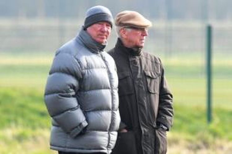 Sir Alex Ferguson (kiri) dan Sir Bobby Charlton