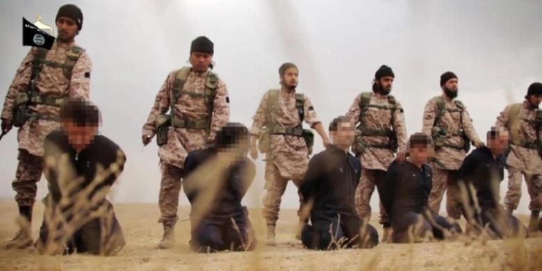 Dalam foto yang diambil dari video terbaru yang dirilis ISIS, terlihat anggota pasukan ISIS bersiap untuk memenggal sejumlah orang yang belakangan dipastikan sebagai anggota militer Suriah.