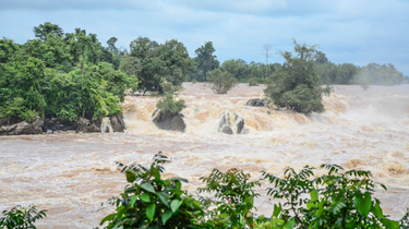 Jembatan Ciwarunga Terputus Diterjang Banjir, Akses Warga di Selatan Garut Lumpuh