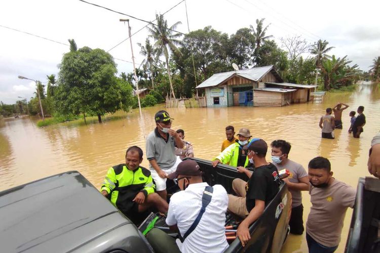 Aparat kepolisian dari Polres Keerom sedang melakukan evakuasi terhadap warga di salah satu kampung di Kabupaten Keerom yang terdampak banjir, Papua, Selasa (9/2/2021)