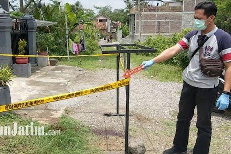 Polisi menunjukkan lokasi tempat kejadian perkara penemuan mayat di Trenggalek, Selasa (20/10/2020). 