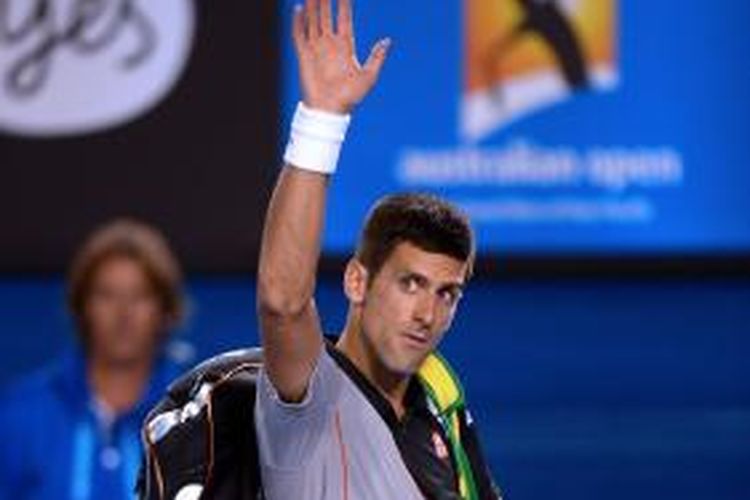 Petenis Serbia Novak Djokovic melambaikan tangan ke penonton Rod Laver Arena, Melbourne Park, setelah kalah dari petenis Swiss, Stanislas Wawrinka di babak perempat final Australian Open, Selasa (21/01/2014).