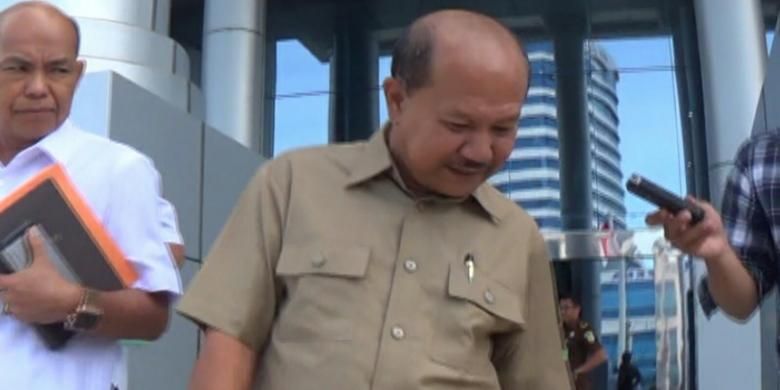 Bupati Jeneponto, Iskan Iskandar usai menjalani pemeriksaan di kantor Kejati Sulselbar, Rabu (18/1/2017).