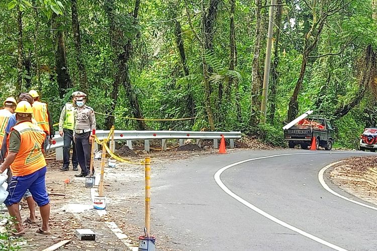 Polisi saat mengecek jalur black spot di Kawah Ijen Banyuwangi 