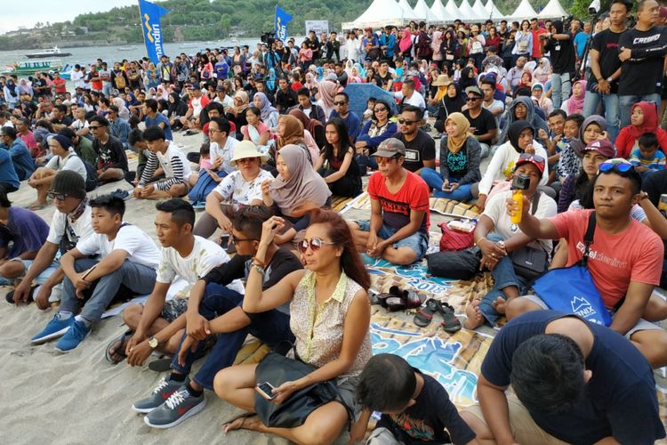 Ratusan penonton menikmati sajian musik jazz di Senggigi Sunset Jazz yang diselenggarakan di Pantai Senggigi, Kabupaten Lombok Barat, NTB, Minggu (9/12/2018).