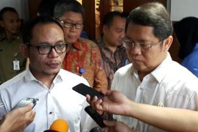 Menteri Ketenagakerjaan Hanif Dhakiri dan Mennkominfo Rudiantara setelah acara konferensi pers Sosialisasi Sertifikasi Tenaga Kerja Bidang TIK, Senin (2/2/2015).