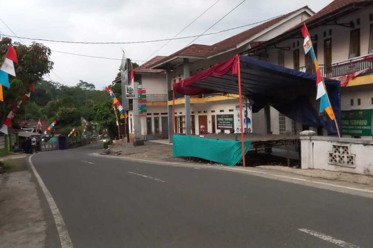 Lokasi dua pengendara sepeda motor diduga dianiaya warga di Jalan Raya Sukabumi-Sagaranten, Desa Cijangkar, Kecamatan Nyalindung, Sukabumi, Jawa Barat, Kamis (18/8/2022).