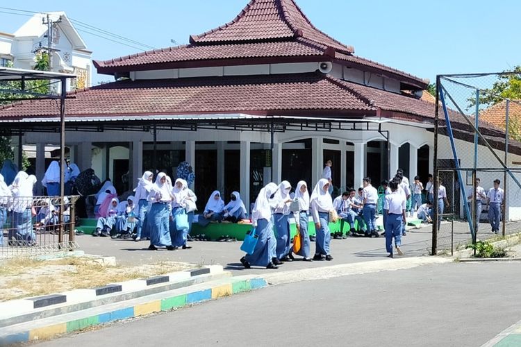 Sejumlah siswa SMA 2 Brebes, Jawa Tengah saat hendak beribadah salat duhur di jam istirahat, Selasa (1/8/2023).